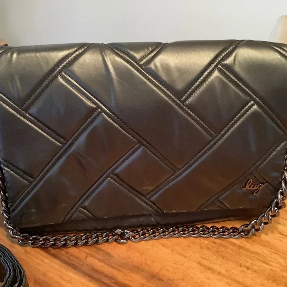 Lug Huddle - Picture 1 of 2